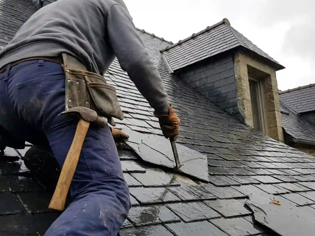 Couvreur au travail à Orvault